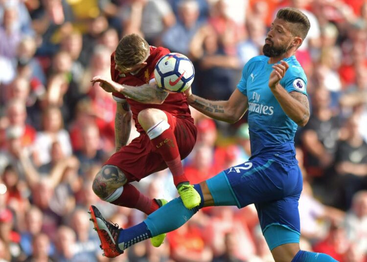 Vakioveikkauksessa veikkaillaan talviaikaan enimmäkseen Englannin Valioliigan ja Ykkösen pelien tuloksia. Kuvassa Liverpoolin Alberto Moreno (vas.) ja Arsenalin Olivier Giroud taistelevat pallosta 27. elokuuta.