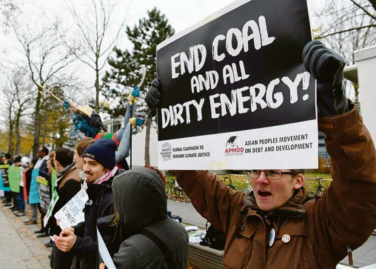 Ympäristönsuojelijat osoittivat mieltään fossiilisia polttoaineita vastaan Bonnin ilmastokokouksessa viime viikolla.