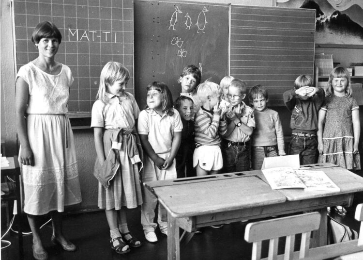 Maksuton peruskoulu teki Suomesta koulutuksen mahtimaan. Kuvassa Siilitien ala-asteen ekaluokkalaisia Helsingissä elokuussa 1985.