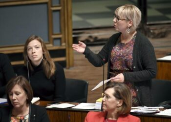 Aino-Kaisa Pekonen vetosi torstaina ministeri Jari Lindströmiin.