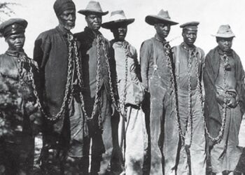 Namibiassa ja Yhdysvalloissa asuvat hererot vaativat New Yorkissa käynnistyneessä oikeudenkäynnissä vahingonkorvauksia Saksalta 1900-luvun alussa varastetuista maista. Kuvassa vangittuja hereromiehiä Saksan Lounais-Afrikassa vuonna 1904.