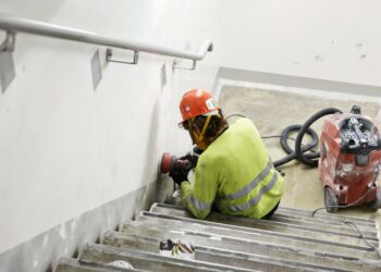 Kirjoittaja kysyy pitäisikö hallituksen paneutua ihan oikeasti helpottamaan pienen ja keskisuuren teollisuuden työpaikkojen lisäämistä.