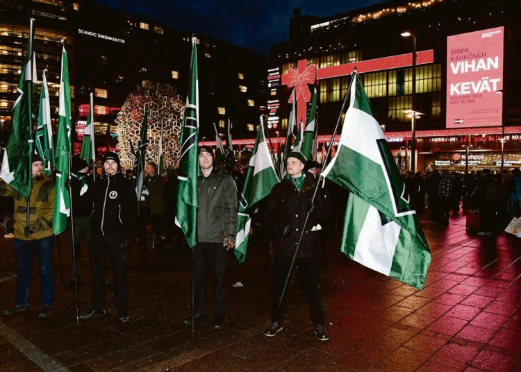 Uusnatsien ja muiden rasististen ryhmien mielenosoitukset tuskin houkuttelevat osaajia Suomeen. Kuva itsenäisyyspäivältä 2017.