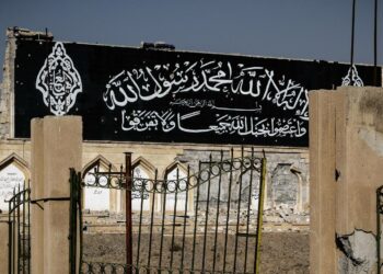 Raqqan keskustassa sijaitsevasta puistosta Isis teki joukkohaudan. Ennen sotaa ihmiset kävivät puistossa piknikillä, nyt siellä on lukuisia pieniä hiekkakumpuja, joiden alla makaa Isisin uhreja.