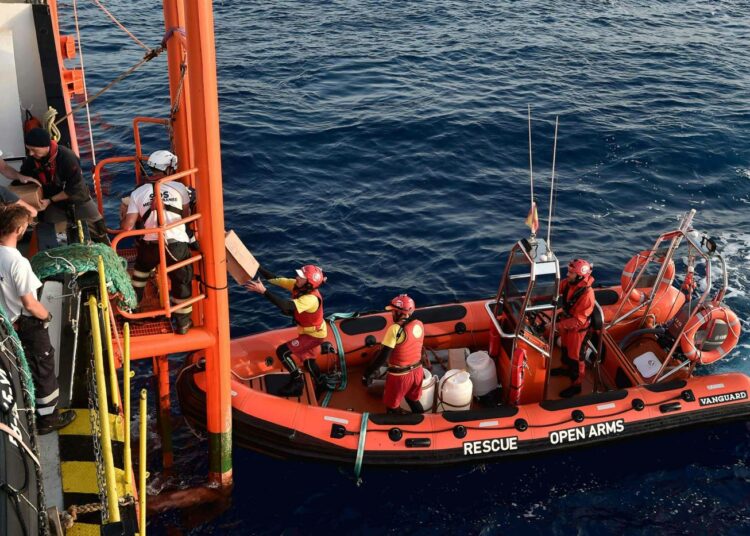 Espanjalaisen Open Arms -järjestön pelastusalus saa varustetäydennystä lähellä Libyan aluevesiä.