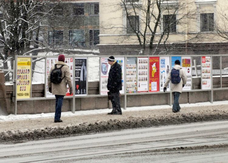 Maakuntavaalien ehdokasasettelut ovat käynnissä, vaikka eduskunta ei ole vielä hyväksynyt ainuttakaan lakia vaalien järjestämisestä. Kuvassa ihmisiä tutustumassa eduskuntavaalien 2011 ehdokkaisiin.