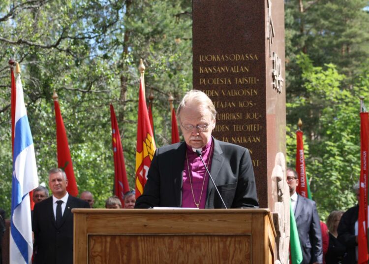 – Tältä muistomerkiltä näkyy paljon ja kauas, koko siihen perintöön, josta kasvamme. Näen siinä perinnössä paljon hiljaisuutta, sanoi arkkipiispa emeritus Kari Mäkinen muistopuheessaan.
