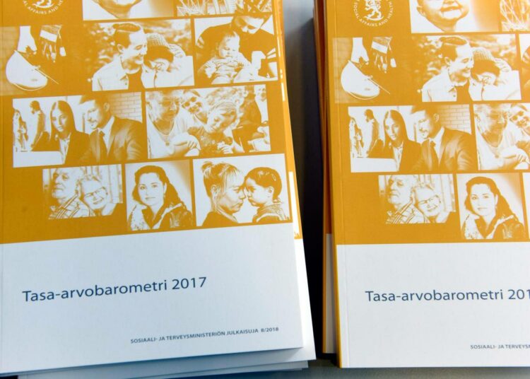 Tasa-arvobarometrista käy selville että yli puolet naisista on kokoenut työssään haittaa sukupuolestaan.