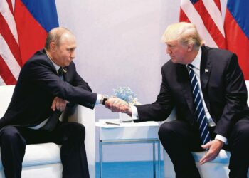 Presidentit Vladimir Putin ja Donald Trump kättelemässä viime vuoden heinäkuussa Hampurissa.