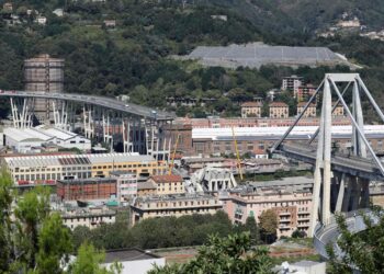 Suunnittelijansa Morandin mukaan nimetty moottoritiesilta romahti tiistaina Genovassa.