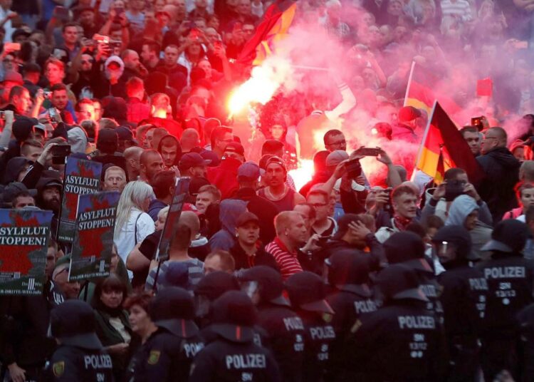 Maanantaiksi äärioikeistolaiset saivat kerättyä jo tuhansia kannattajiaan Chemnitziin.