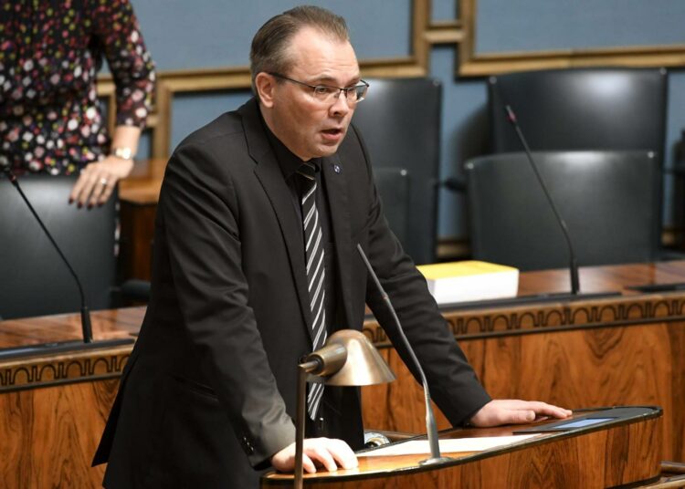Puolustusministeri Jussi Niinistö (sin.) ja pieni kenraalijoukko on solminut liudan sopimuksia Suomen nimissä.