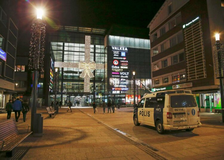 Poliisiauto valvoi kauppakeskus Valkean edustalla Oulussa itsenäisyyspäivänä.