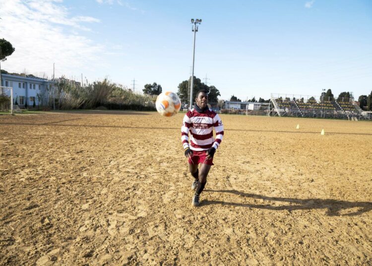 Africa Academy Calcion nigerialaislähtöinen pelaaja ottaa pallon haltuun harjoituksissa.