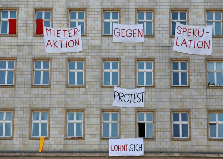 Vuokralaiset osoittivat viime lauantaina tukeaan kansalaisaloitetta kannattavalle mielenosoitukselle Berliinissä.