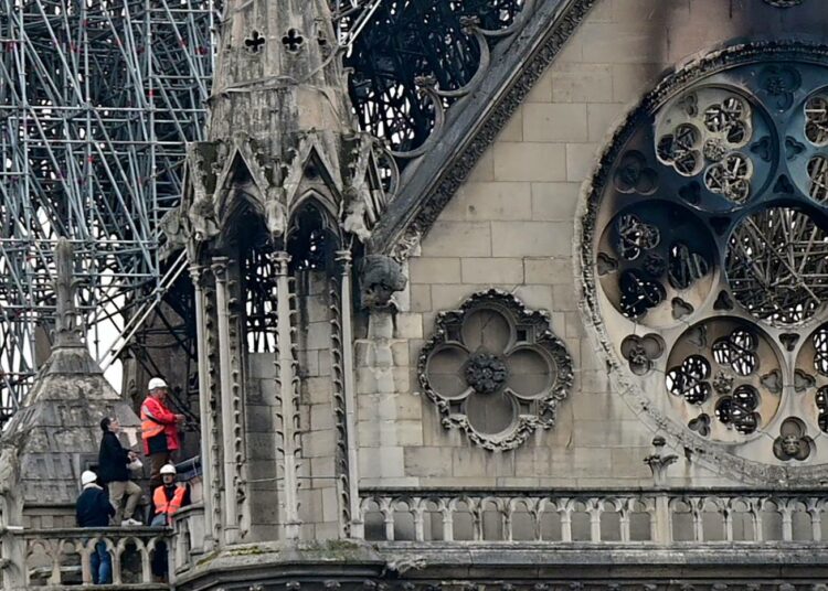 Notre Damen kärsimiä vaurioita tutkittiin tiistaina.