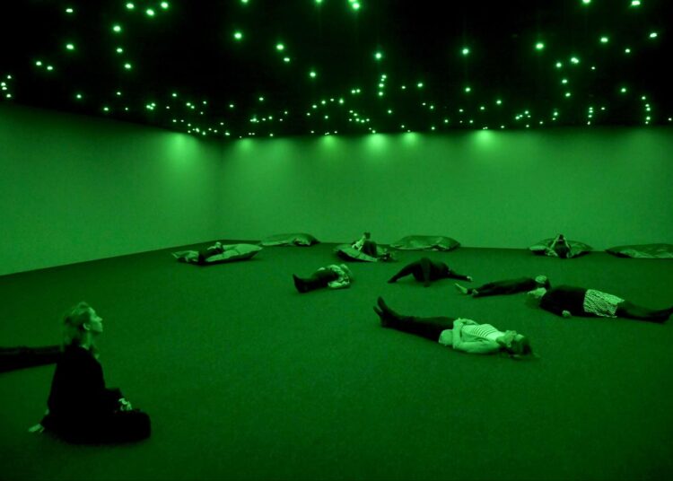 Espoon modernin taiteen museossa EMMAssa on avautunut maailmankuulun japanilaistaiteilijan Tatsuo Miyajiman Sky of Time -näyttely. Pääteos rakentuu sadoista led-numeronäytöistä, joiden vaihtumista voi katsella selällään lattialla maaten. Vihreä väri viittaa revontuliin, joita taiteilija kertoo kokeneensa kahdesti Suomessa vieraillessaan.