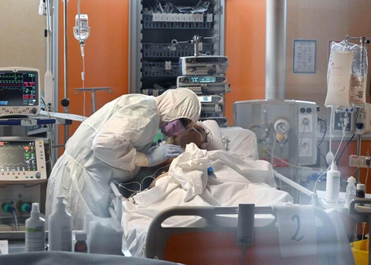 Italiassa on eniten koronavirukseen kuolleita. Kuva tehohoito-osastolta Rooman lähellä sijaitsevasta Casal Paloccon sairaalasta.