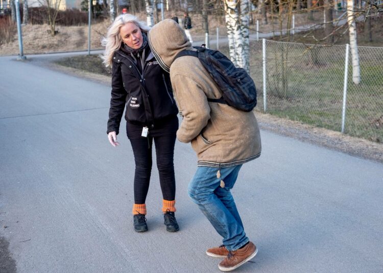 Päihtyneen miehen hoipertelu huolestuttaa Ankia. Matkassa kulkee aina kertakäyttökäsineet ja ensiapulaukku ikävien kohtaamisten varalta.