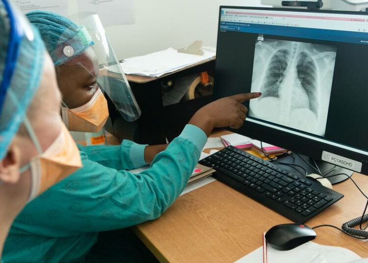 Lääkärit Ilman Rajoja -koronahoitokeskuksen työntekijät tutkivat keuhkokuvaa Cape Townissa, Etelä-Afrikassa kesäkuussa 2020