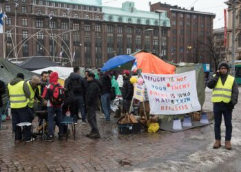 Turvapaikanhakijoiden mielenosoitus Helsingin Rautatientorilla keväällä 2017.