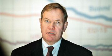 Pääministeri Paavo Lipponen lupasi hallituksen jatkavan ponnisteluja köyhyyden ja syrjäytymisen estämiseksi.