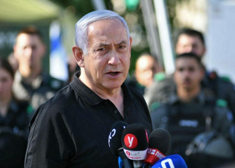 Benjamin Netanjahu oli jo lähellä menettää pääministerin paikkansa. Nyt tilanne on jälleen auki.
