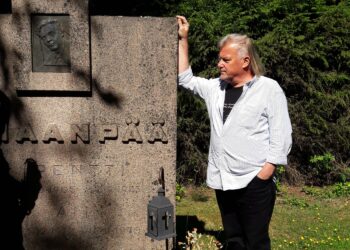 Kirjoittaja Pentti Haanpään haudalla Piippolassa kesällä 2018.