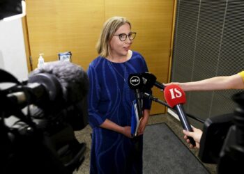 Tytti Yli-Viikarin irtisanomista käsitellään tiettävästi keskiviikkona eduskunnan täysistunnossa, jos kansliatoimikunta päätyy esittämään irtisanomista.