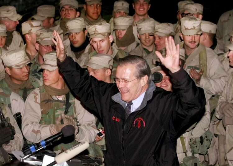 Puolustusministeri Donald Rumsfeld tapasi Yhdysvaltojen maavoimien sotilaita Bagramin lentokentällä Afganistanissa joulukuussa 2001.