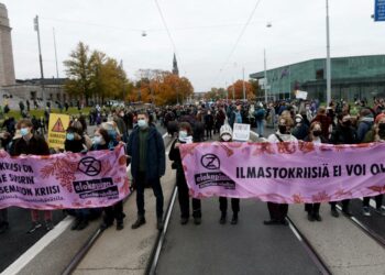 Elokapinan Syyskapinaksi nimeämä mielenilmaus on alkanut Mannerheimintiellä.