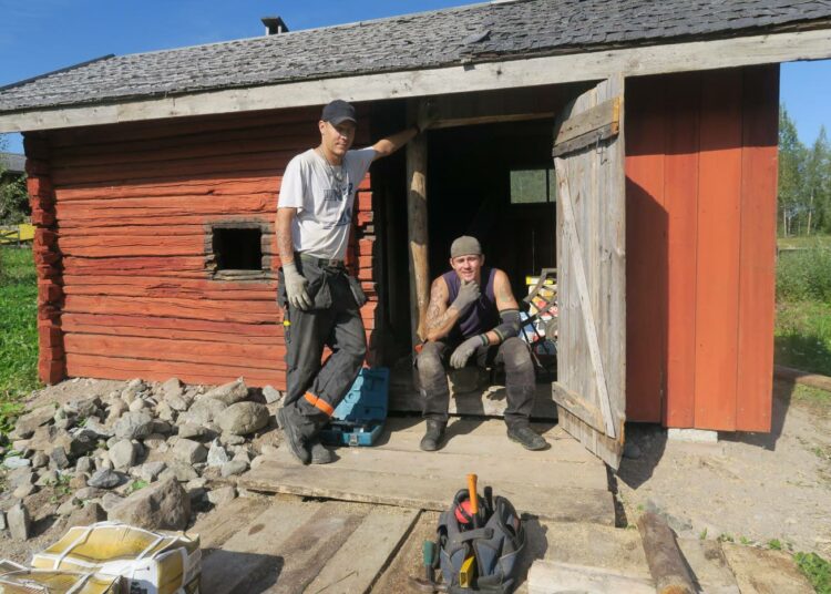 Työmiehet Santeri Laakso (vas) ja Juhani Leppänen kunnostavat savusaunoja ja ovat ylpeitä pelastaessaan vanhoja rakennuksia.
