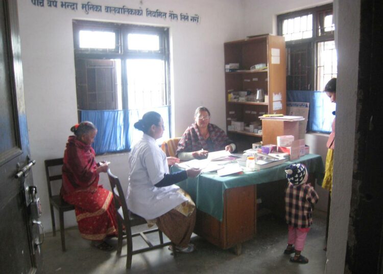 Potilas keskustelee sairaanhoitajan kanssa Satungalin terveysasemalla Kathmandussa. Vaikka terveyskeskuksia on ympäri Nepalia, sairaalat keskittyvät Kathmandun laaksoon.