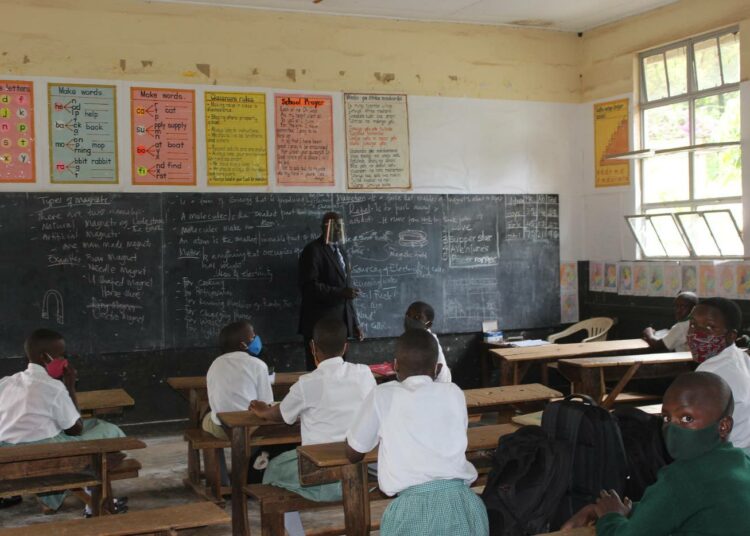 Nakaseron peruskoululuokka Kampalassa.