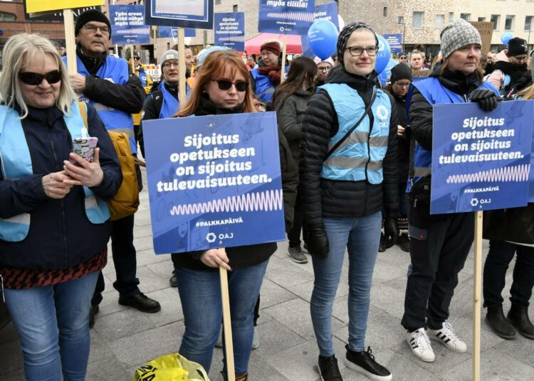 Sovittelujärjestelmän uudistus tulisi Akavan työmarkkinajohtaja Katarina Murron mukaan aloittaa tällä hallituskaudella. Kuva opettajien mielenosoituksesta Vantaalta.