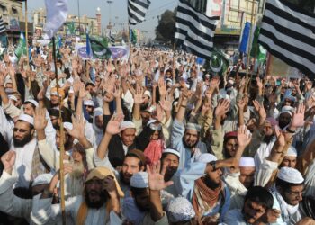 Mielenosoitus Karachissa jumalanpilkkalain puolesta, lain muuttamista vastaan. Vaikka jumalanpilkasta syytetty olisi vapautettu syytteestä, oman käden oikeutta harjoittavat kansalaiset saattavat surmata hänet.