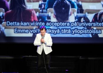 Koomikko Alfred Backa esiintyy.