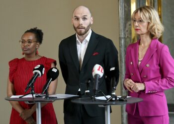 Vihreiden kansanedustaja Bella Forsgren, välikysymyksen ensimmäinen allekirjoittaja vasemmistoliiton kansanedustaja Timo Furuholm ja SDP:n eduskuntaryhmän puheenjohtaja Tytti Tuppurainen kertoivat Wille Rydmanista tehdystä välikysymyksestä tiistaina tiedotustilaisuudessa.