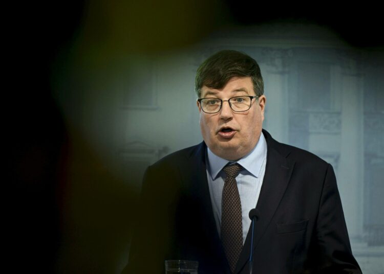 Työministeri Arto Satonen iloitsee yrittäjien puolesta.