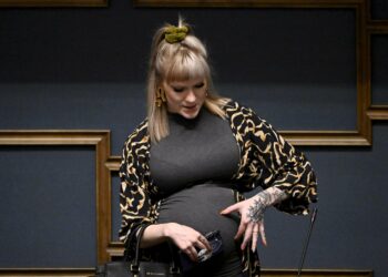 Jessi Jokelainen odottaa kaksosia.