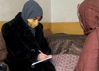 Kolme vuotta Taliban-hallinnon alla on tuhonnut afganistanilaisten tulevaisuudenuskon. Naiset on pyyhitty näkymättömiin.