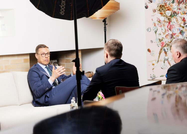 KU:n päätoimittaja Jussi Virkkunen (edessä vas.) ja Demokraatin päätoimittaja Petri Korhonen (edessä oik.) haastattelivat tasavallan presidentti Alexander Stubbia presidentin väliaikaisella virka-asunnolla.