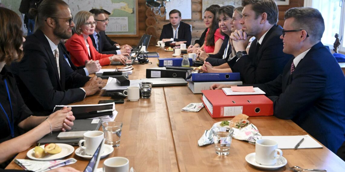 Valtiovarainministeriön sisäiset budjettineuvottelut alkoivat Moisniemessä Espoossa 6. elokuuta. Osallistujina muun muassa valtiovarainministeri Riikka Purra (keskellä oikealla), kunta- ja alueministeri Anna-Kaisa Ikonen (fuksianpunainen paita oikealla) ja valtiovarainministeriön budjettipäällikkö Mika Niemelä (vasemmalla keskellä).