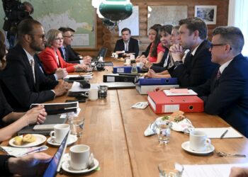 Valtiovarainministeriön sisäiset budjettineuvottelut alkoivat Moisniemessä Espoossa 6. elokuuta. Osallistujina muun muassa valtiovarainministeri Riikka Purra (keskellä oikealla), kunta- ja alueministeri Anna-Kaisa Ikonen (fuksianpunainen paita oikealla) ja valtiovarainministeriön budjettipäällikkö Mika Niemelä (vasemmalla keskellä).