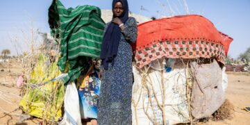 RSF-joukkoja Darfurista paennut sudanilaisnainen Ouré Cassonin pakolaisleirillä naapurimaassa Tšadissa.