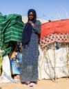 RSF-joukkoja Darfurista paennut sudanilaisnainen Ouré Cassonin pakolaisleirillä naapurimaassa Tšadissa.