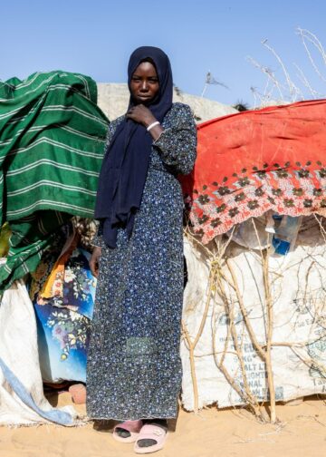 RSF-joukkoja Darfurista paennut sudanilaisnainen Ouré Cassonin pakolaisleirillä naapurimaassa Tšadissa.
