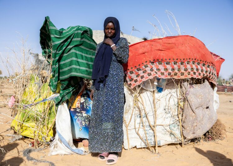 RSF-joukkoja Darfurista paennut sudanilaisnainen Ouré Cassonin pakolaisleirillä naapurimaassa Tšadissa.