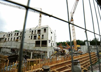 Asuntorakentaminen vähenee Rakennusteollisuuden suhdanne-ennusteen mukaan ensi vuonna reippaasti, mutta taantuman syvyyttä on tällä hetkellä mahdoton ennustaa. Kuvassa SRV:n rakennustyömaa Helsingin Etu-Töölössä.