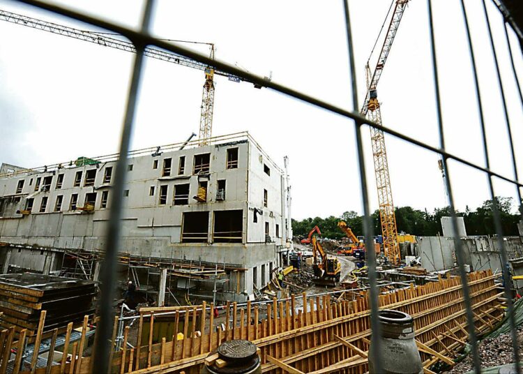 Asuntorakentaminen vähenee Rakennusteollisuuden suhdanne-ennusteen mukaan ensi vuonna reippaasti, mutta taantuman syvyyttä on tällä hetkellä mahdoton ennustaa. Kuvassa SRV:n rakennustyömaa Helsingin Etu-Töölössä.